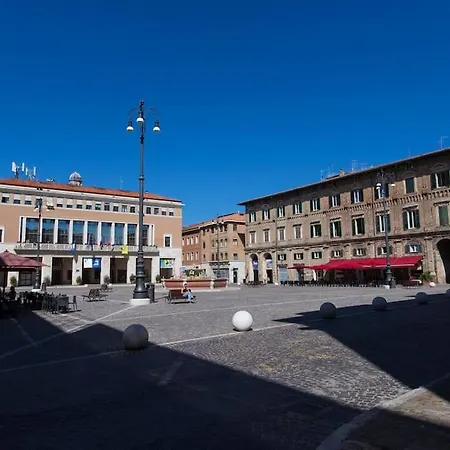 Ducale In Piazza Del Popolo A 아파트 페자로