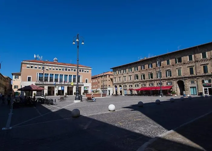Ducale In Piazza Del Popolo A 아파트 페자로
