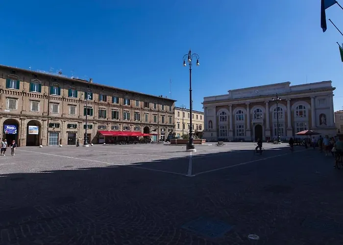 Ducale In Piazza Del Popolo A * 페자로